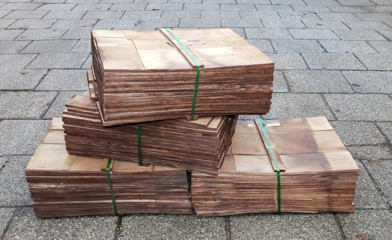 Aanbieding / opruiming: Eastern White Cedar Shingels voor het betimmeren van een schuur, dak etc. Aanbieding / opruiming: mooie douglas potdekselplanken voor het betimmeren van een schuur, schutting etc.